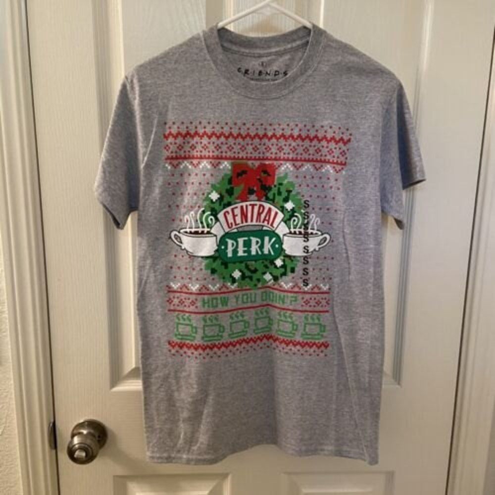Friends Central Perk Coffee Christmas Wreath T-Shirt Adult Size Small NWT